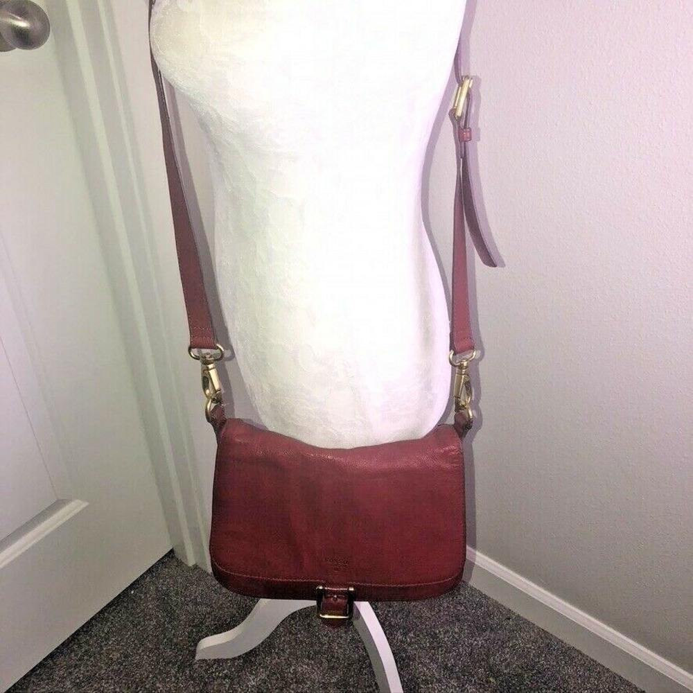 Vtg Fossil Red Leather Crossbody Medium Handbag~ Buckle Snap Adjustable Strap - Picture 2 of 12